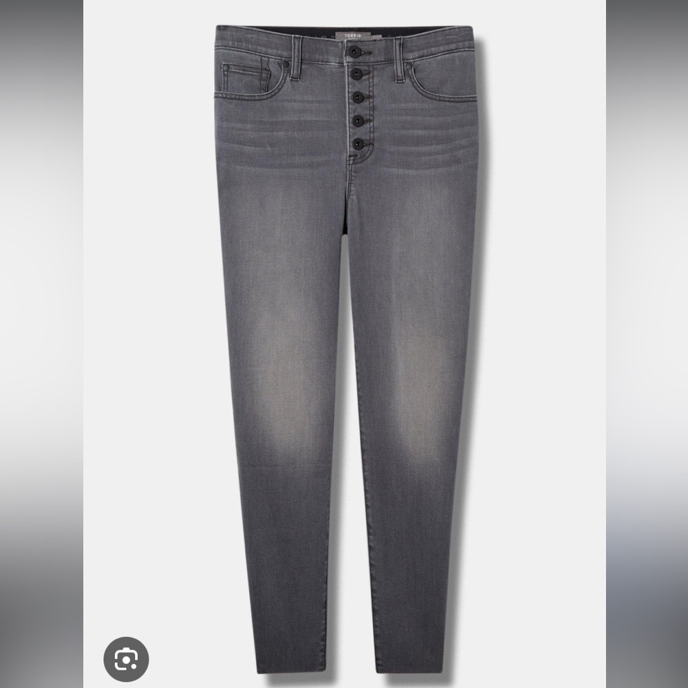 Torrid bombshell button fly skinny short